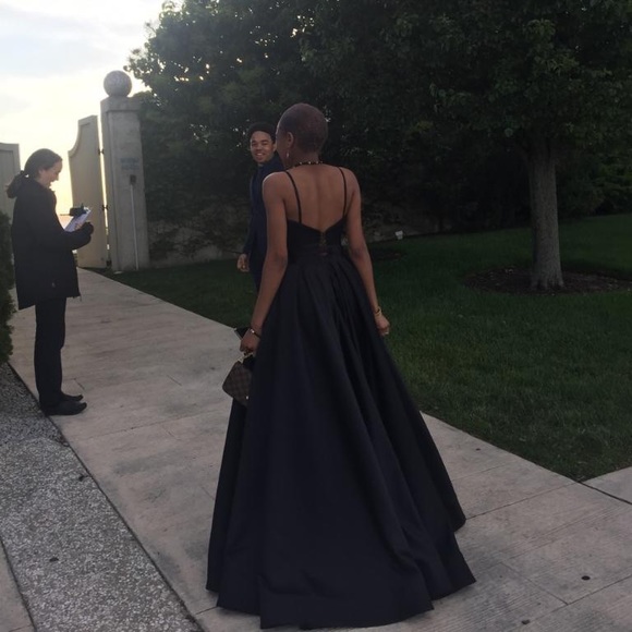 Black dress - Picture 2 of 8